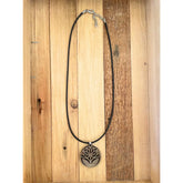 Holz-Amulett ‚Blüte von Walde‘ – Handgemachte Halszier